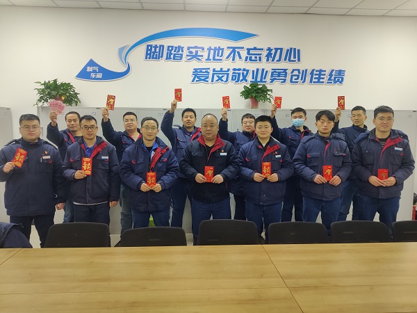 2月11日，大年初二車間管理人員為白班在崗人員，化工二班派發(fā)新春紅包照片.jpg
