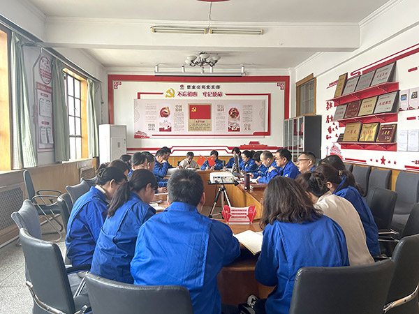 3月5日，渭河塑業(yè)公司以融入生產(chǎn)經(jīng)營抓黨建為引領(lǐng)，組織召開積極創(chuàng)新，實現(xiàn)生產(chǎn)經(jīng)營管理提升研討會。.jpg