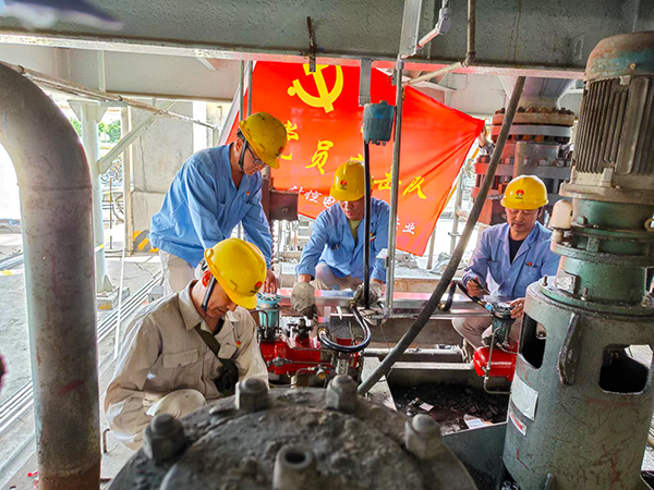 4月12日，計控電儀部黨員突擊隊成員們正在三期檢修現(xiàn)場更換穿線管   600.jpg