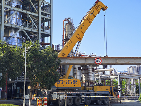 三期大檢修現(xiàn)場隨處可見的身高數(shù)丈、力敵千軍的“大黃蜂”式重量級作業(yè)吊車  600.jpg