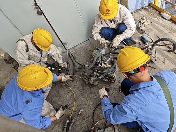 三期大檢修現(xiàn)場，計控電儀部人員堅持做到工完料凈場地清，將現(xiàn)場破損、報廢的儀表設備拿回去“二次利用”， 600.jpg