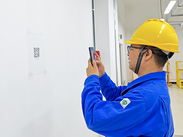 1713153426903351.jpeg 運行工段員工楊長青正在利用雙預(yù)防app掃碼排查隱患 (1).jpg