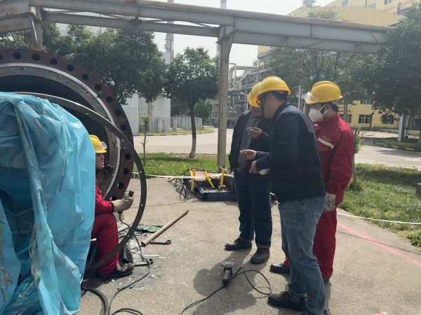 1713258499731429.jpeg 蘇曉勇在現(xiàn)場指導(dǎo)設(shè)備檢修.jpg