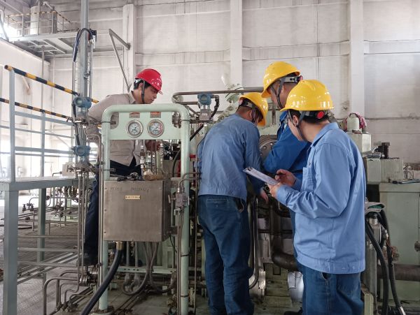 三期檢修現(xiàn)場，計控電儀部在進行“精益檢修 安全有我”主題活動的安全檢查（1）.jpg