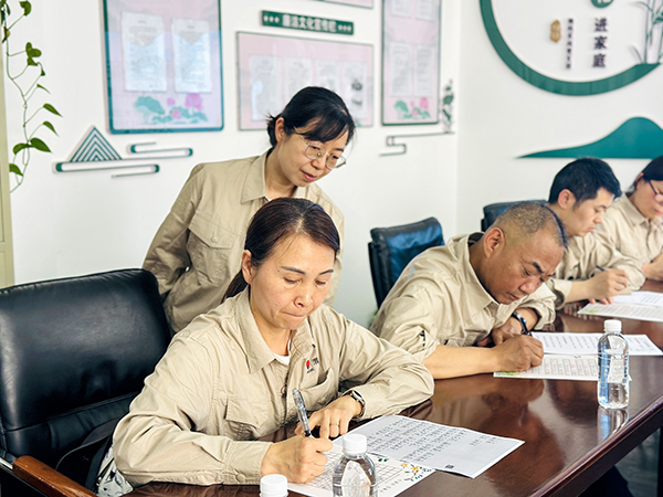 4月18日下午，物料車間黨支部組織運(yùn)行崗位職工開展“書廉韻 倡廉潔”仿宋字書廉比賽。 (2).JPG