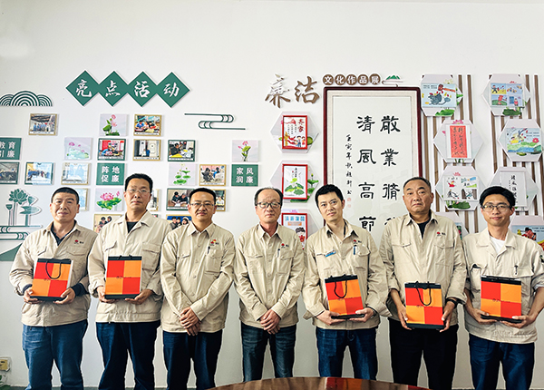 4月18日下午，物料車間黨支部組織運(yùn)行崗位職工開展“書廉韻 倡廉潔”仿宋字書廉比賽。--晉級(jí)選手發(fā)放獎(jiǎng)品.JPG