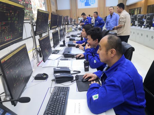 圖2 4月26日，車間管理人員和中控做好停車工作。肖歡 攝.jpg