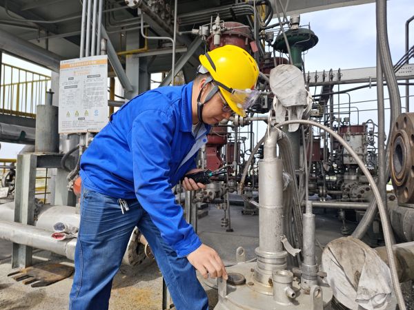 圖1 5月7日，現(xiàn)場(chǎng)人員查看氣化爐火勢(shì)情況。劉航 攝.jpg