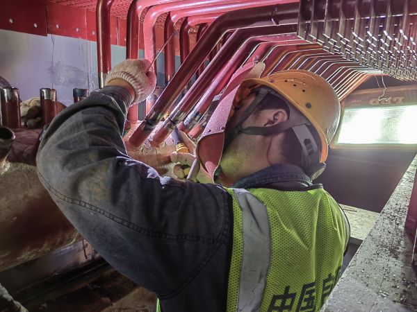 2024年5月20日，動(dòng)力車間4號鍋爐施工單位檢修人員正在焊接新的省煤器.jpg