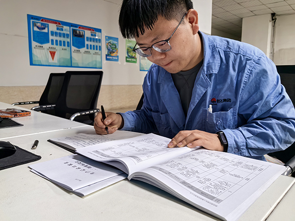 岳維哲堅(jiān)持學(xué)習(xí)，通過每日一問、學(xué)習(xí)強(qiáng)企等方式不斷提高自己的業(yè)務(wù)能力.jpg
