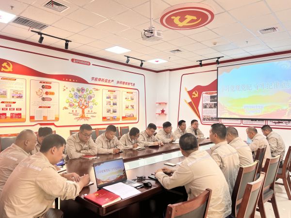 1721183365580444.jpeg 圖1:制氣車間黨支部利用黨員大會(huì)召開黨紀(jì)專題學(xué)習(xí).jpg