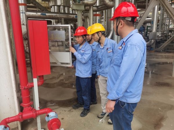 1721183378324526.jpeg 圖3:車間聯(lián)合安環(huán)部對(duì)現(xiàn)場(chǎng)消防器材、安全隱患進(jìn)行檢查.jpg