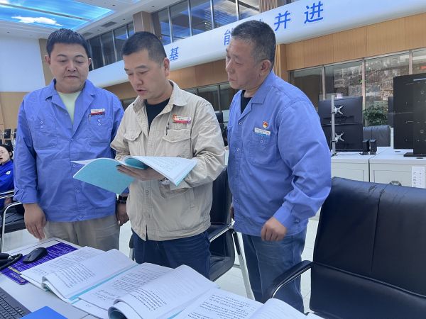 1721183388356424.jpeg 圖2:車間主任檢查 班組安全活動(dòng)記錄及各崗位安全風(fēng)險(xiǎn)報(bào)警記錄.jpg