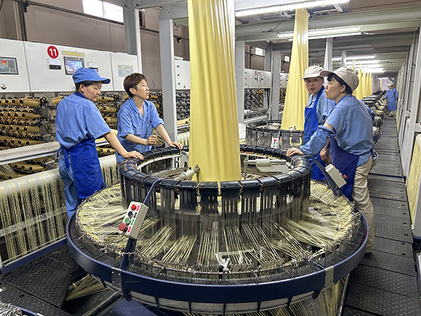 7 月 23 日，老員工手把手地教導(dǎo)轉(zhuǎn)崗新員工調(diào)試機(jī)器。.jpg