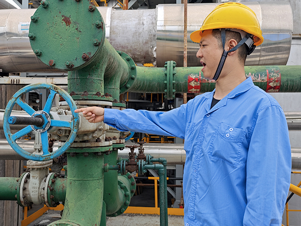 1722210945386527.jpeg 7月28日早九點(diǎn)合成車間氣化現(xiàn)場操作人員陳恒進(jìn)行現(xiàn)場手指口述考試.jpg