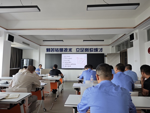 近日，計(jì)控電儀部主任工程師馬曉華為部門人員進(jìn)行了“離心式壓縮機(jī)的防喘振控制” 培訓(xùn)1.jpg