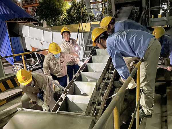 9月7日，三期鍋爐水平鏈斗跳車，夜班運(yùn)行人員緊張復(fù)位.jpg