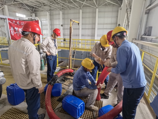 1726037087773192.jpeg 黨員先鋒隊現(xiàn)場更換石英砂.jpg