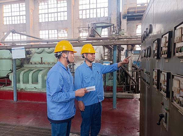 1727396394125226.jpeg 機(jī)組現(xiàn)場,老師傅正在向年輕員工傳授操作技藝.jpg