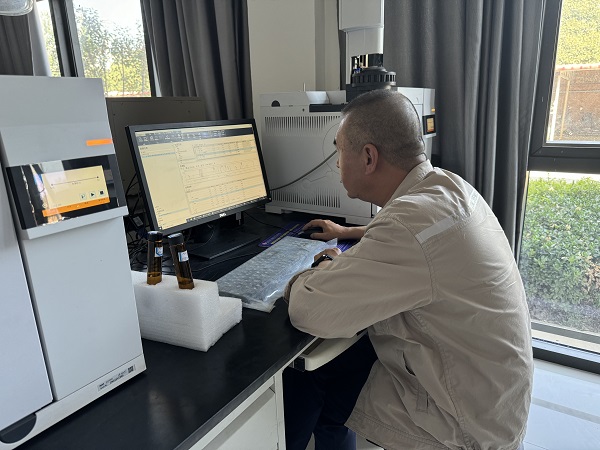 1727565819398899.jpeg 技術(shù)員在進(jìn)行色譜運(yùn)行檢查.jpg