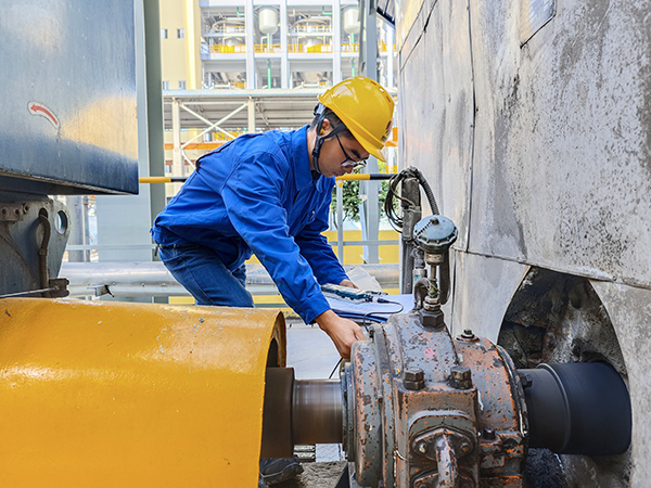 1727940711827156.jpeg 10月3日9時(shí)30分,代國棟在給風(fēng)機(jī)做“點(diǎn)檢”.jpg