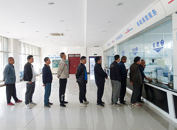 1727943422929414.jpeg 2024年國(guó)慶節(jié)運(yùn)銷市場(chǎng)部尿素銷售排隊(duì)開票的人員.jpg