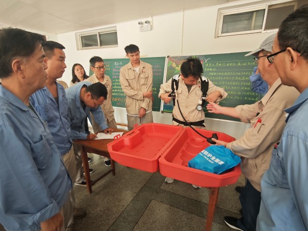 近日，計(jì)控電儀部特邀公司應(yīng)急救援隊(duì)隊(duì)長寧生修為部門全體員工進(jìn)行心肺復(fù)蘇和空氣呼吸器使用方法的應(yīng)急技能培訓(xùn)1.jpg
