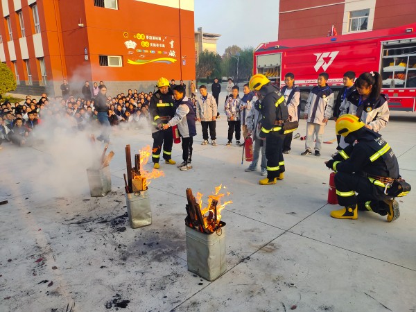 11月6日，彬州公司消防隊(duì)進(jìn)學(xué)校宣傳消防知識(shí).jpg