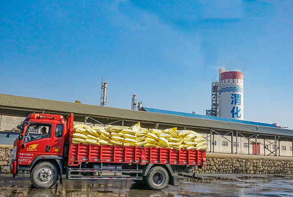 1737101575589728.jpeg 2024年國慶節(jié)運銷市場部裝好尿素的車輛出廠 600.jpg