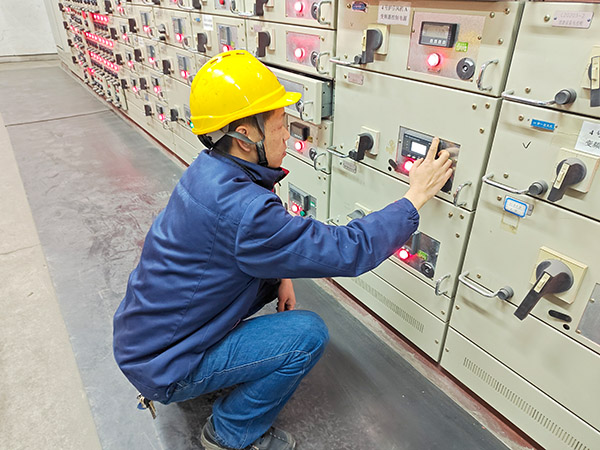 2月5日，運行人員正在配電室巡檢.jpg