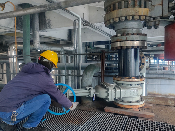 2月22日，氣化爐連通管線改造完成，工藝人員切換試用 照片.jpg