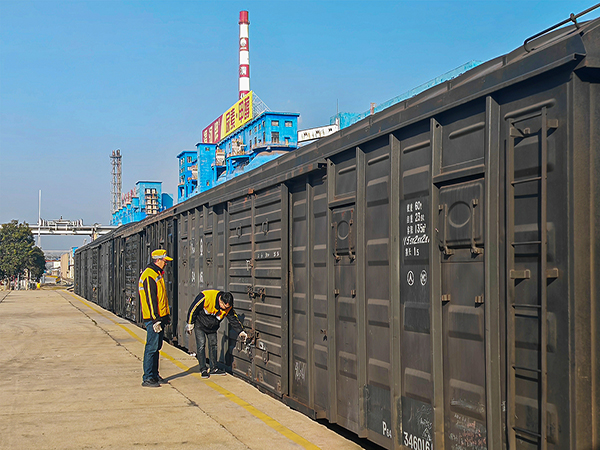2025年2月25日，鐵路科員工對裝好的車輛進(jìn)行檢查0 (1).jpg
