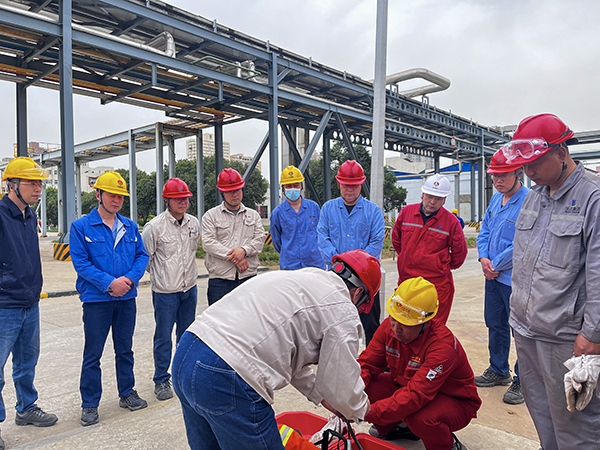 111744357711263128.jpg 消防隊(duì)成員對(duì)外協(xié)人員進(jìn)行空呼培訓(xùn).jpg