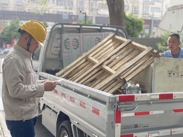 161744795554130787.jpg 審查核驗進出廠車輛物資2.jpg