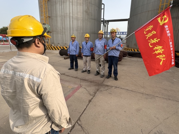 171744849875214576.jpg 黨員突擊隊(duì)出發(fā)2.jpg