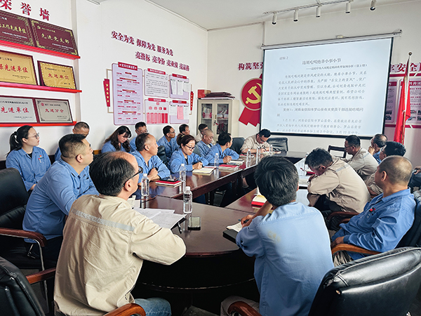 201750410292139641.jpg 6月19日物料車間黨支部主題黨日-全體黨員集中學習6月“一月一警示”材料.jpg