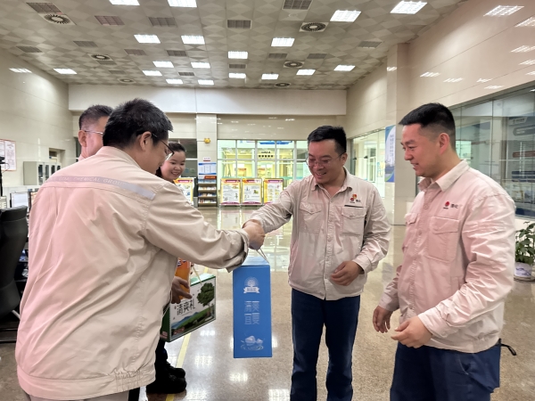 271751010021132126.jpg 車間領(lǐng)導(dǎo)現(xiàn)場(chǎng)送清涼.jpg