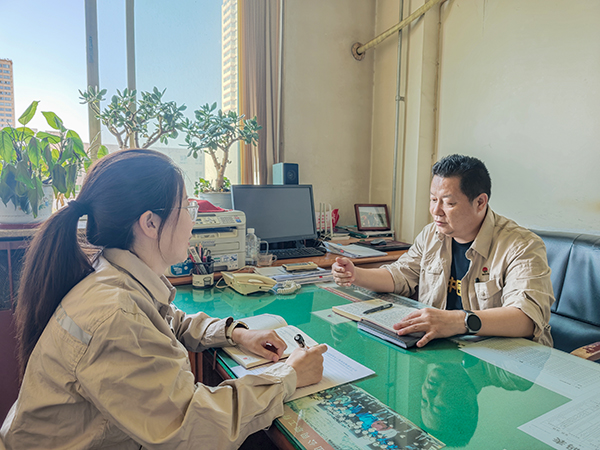 301751242218440782.jpg 人力資源部部長郭淑平與職工進行思想談話.jpg