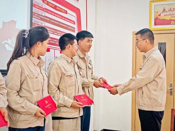 7月17日下午，乙二醇車間黨支部開展”通過政治生日 永葆黨員本色“主題黨日活動，支部書記楊磊為過”政治生日“黨員贈送賀卡.jpg