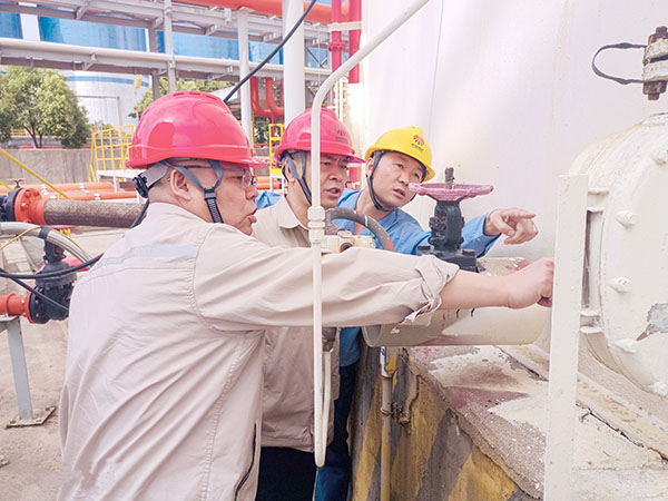 7月30日下午，公司副總工程師、生產(chǎn)部安全風險排查工作-圖為630罐區(qū).jpg