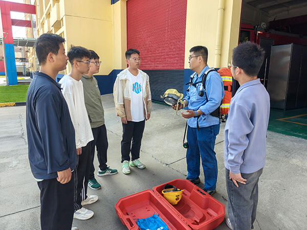 151755223903107444.jpg 8月11日,安技員董子旭為新員工講解空呼使用方法.jpg