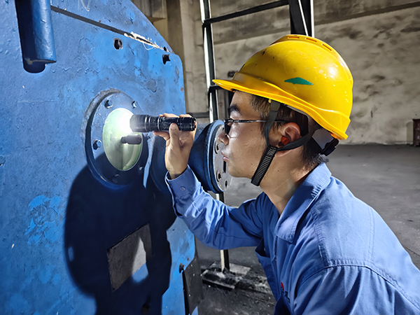 8月14日，動(dòng)力車間三期現(xiàn)場，運(yùn)行人員正在給煤機(jī)處檢查給煤情況 (1).jpg