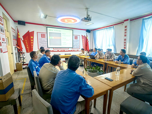 251756090615196521.jpg 動(dòng)力車間評議小組正在進(jìn)行民主評議.jpg