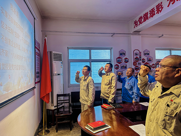 8月25日下午，物料車間黨支部組織重點(diǎn)崗位廉潔風(fēng)險防控人員，開展了以“薪火相傳守廉潔，履職盡責(zé)啟新程”為主題的廉潔教育活動--開展廉潔承諾宣誓.jpg